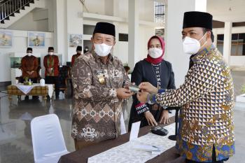 Gubernur Arinal, Menyerahkan Zakat Melalui Metode Pembayaran Digital kepada BAZNAS
